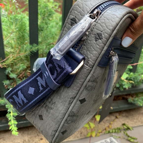 SOLD⛔️(UNISEX) Auth. MCM viseto Logo diamond zip Crosb - Picture 8 of 15